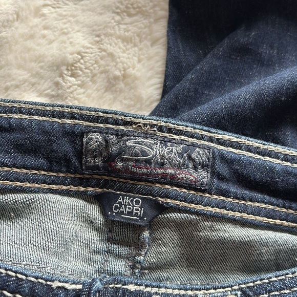 Silver Jeans Co. Bootcut Capri Jeans W29 | Distressed Dark Wash Mid Rise - Picture 11 of 12